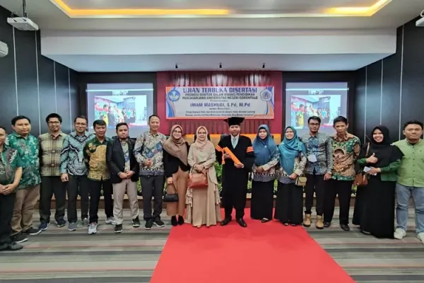 Witnessed by the Rector of UBM Gorontalo, FIPB Dean Holds Doctorate Degree in Education