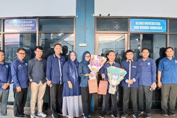 Festive Hardiknas, UBM Gorontalo Warek Handed Over Prizes for Winners of Table Tennis Competition between Employees